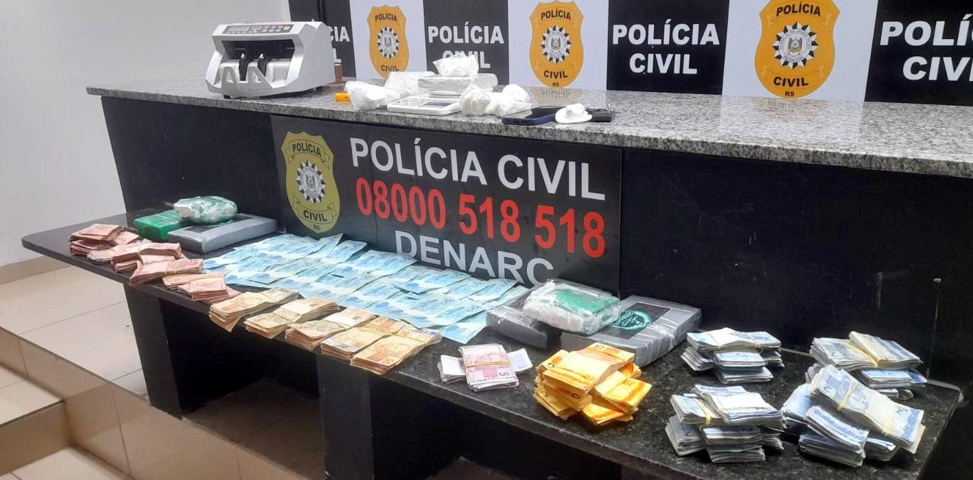 Policiais civis abordaram ve&iacute;culo e depois estiveram na casa do suspeito