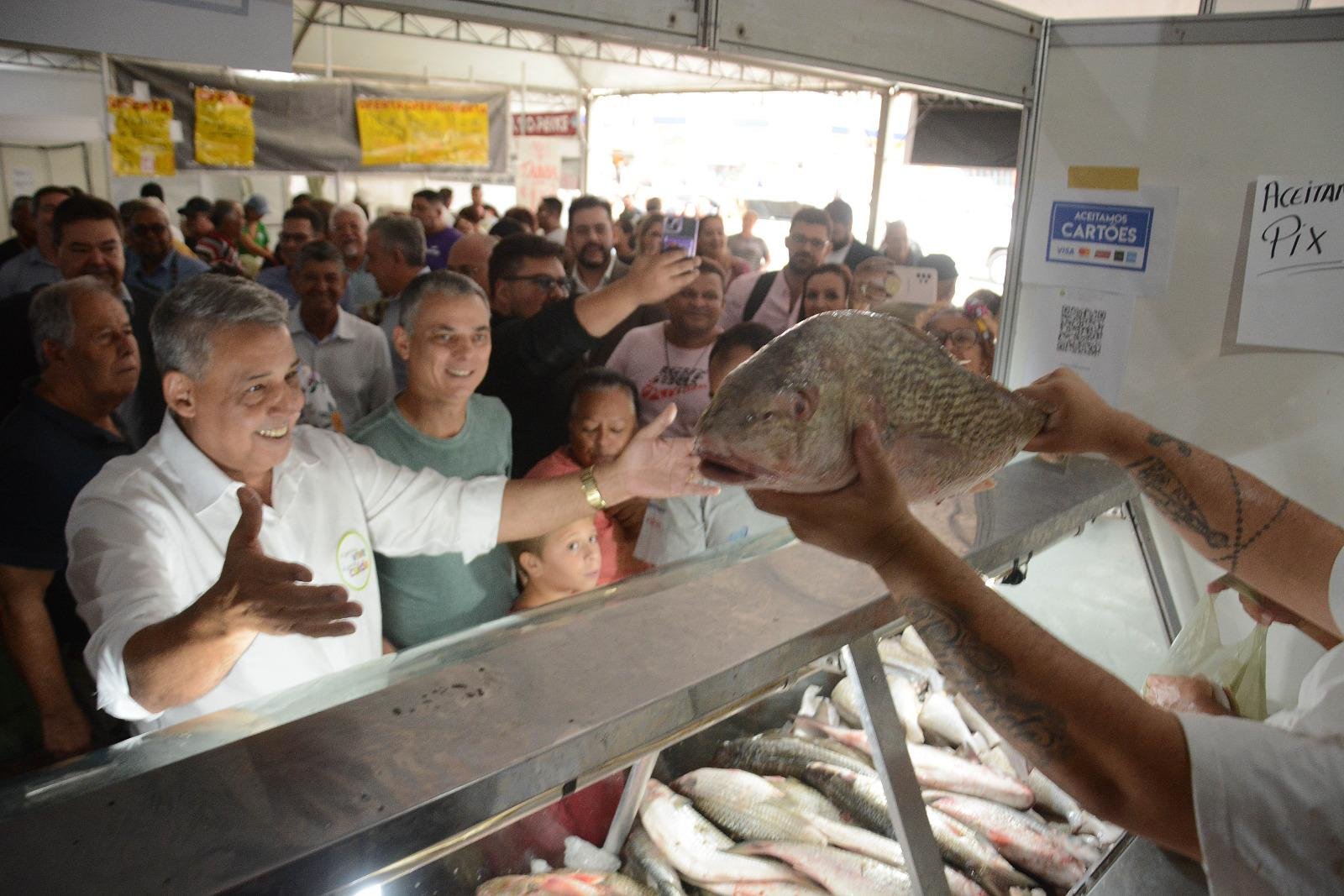 Prefeito Sebasti&atilde;o Melo visita a Feira do Peixe e critica perfura&ccedil;&atilde;o do piso do Largo Gl&ecirc;nio Peres