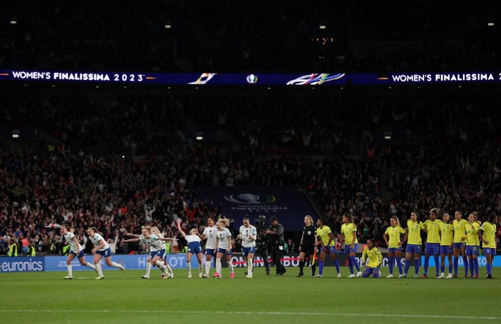 Jogadoras inglesas comemoram a vit&oacute;ria nos p&ecirc;naltis em Wembley
