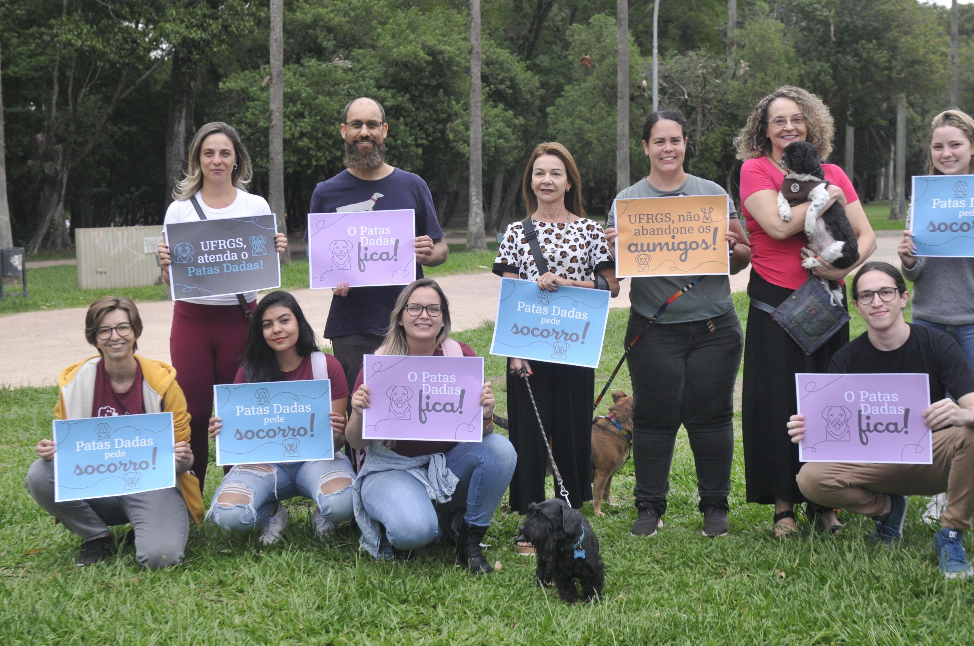 Participantes da "C&atilde;ociata" levaram cartazes reivindicando a retomada do projeto na UFRGS.