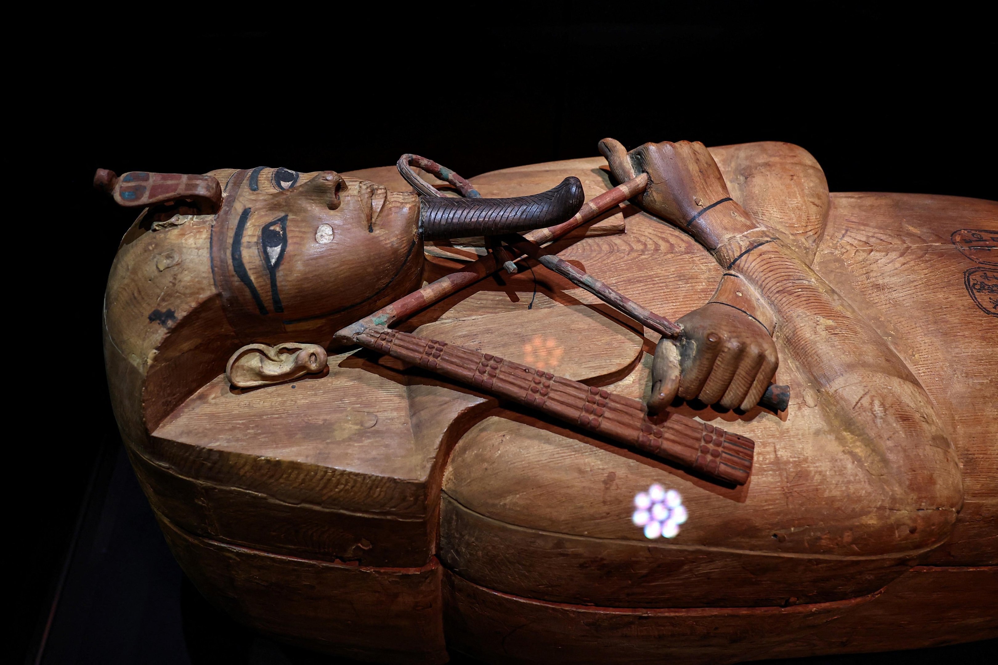 Sarc&oacute;fago do fara&oacute; Rams&eacute;s II exibido no dia de abertura da exposi&ccedil;&atilde;o "Rams&eacute;s e o ouro dos fara&oacute;s" (Ramses et l'or des pharaons) no Grande Sal&atilde;o de la Villette em Paris