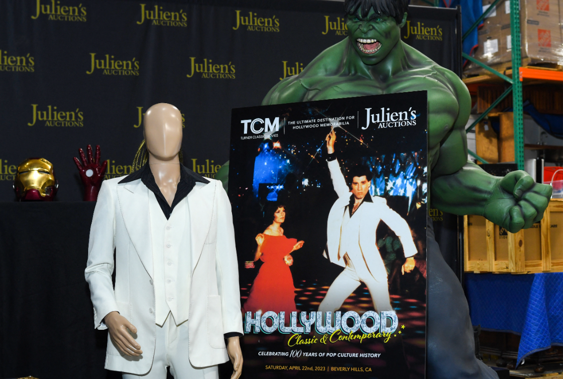 Terno branco feito sob medida usado por John Travolta em "Os Embalos de S&aacute;bado &agrave; Noite", exibido na Julien's Auctions em Gardena, Calif&oacute;rnia