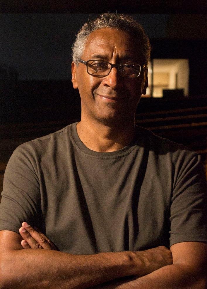 Ronald Augusto lan&ccedil;a seu novo livro "E Mais N&atilde;o Digo" nesta quarta, dia 12, &agrave;s 18h30min, no Terezas Caf&eacute;