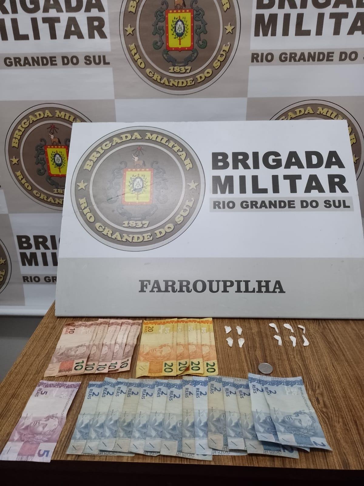Dinheiro e drogas foram apreendidos com o menor.