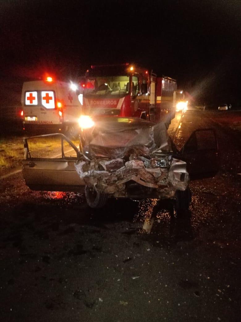 Autom&oacute;vel Gol ficou destru&iacute;do ap&oacute;s colis&atilde;o frontal