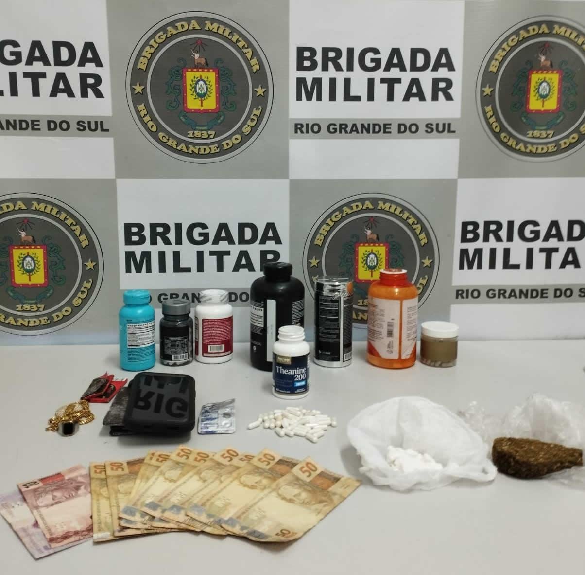 Com ele, foram encontradas drogas e medicamentos controlados, alguns com os frascos abertos