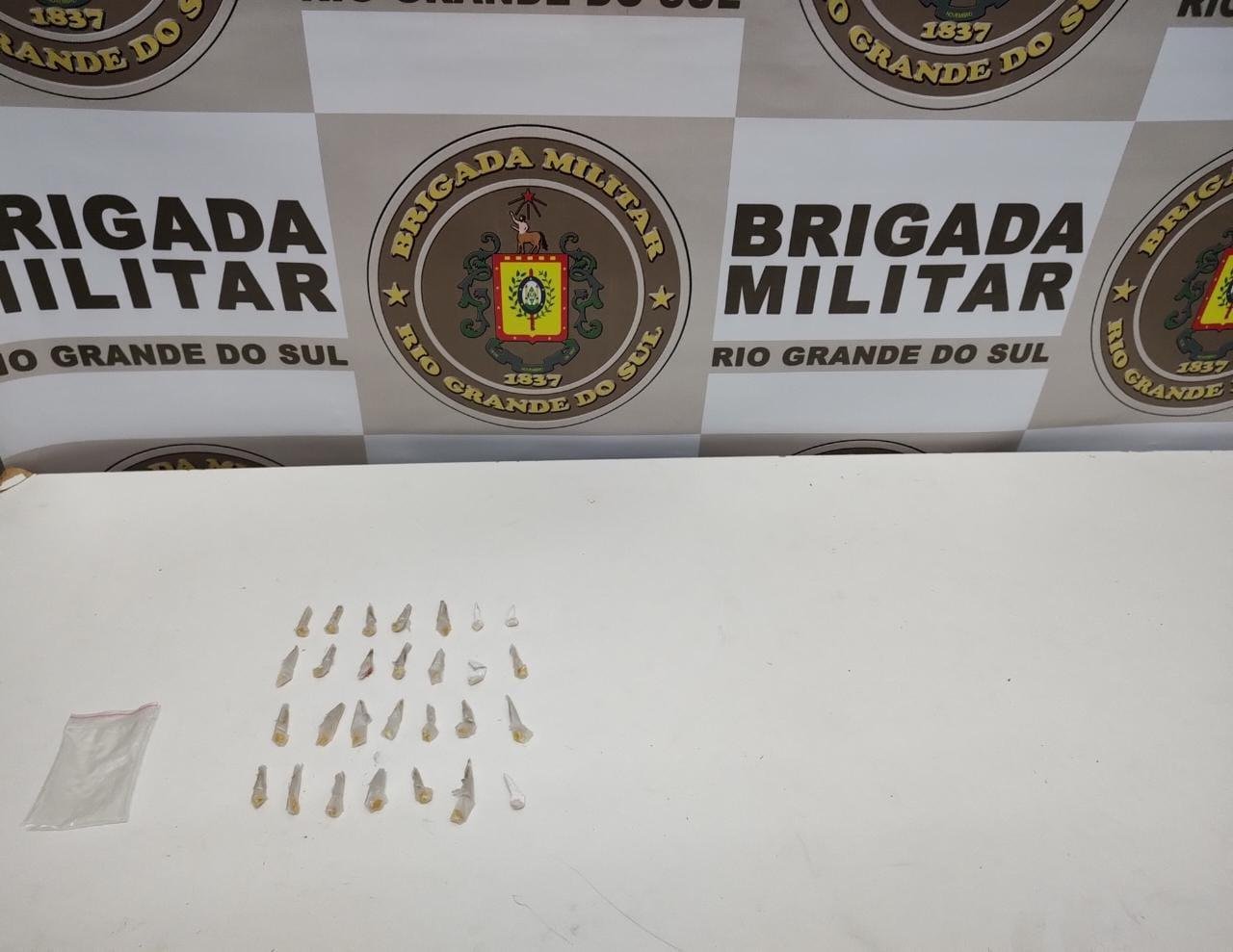 Entorpecentes foram localizados durante revista pessoal da BM na suspeita.