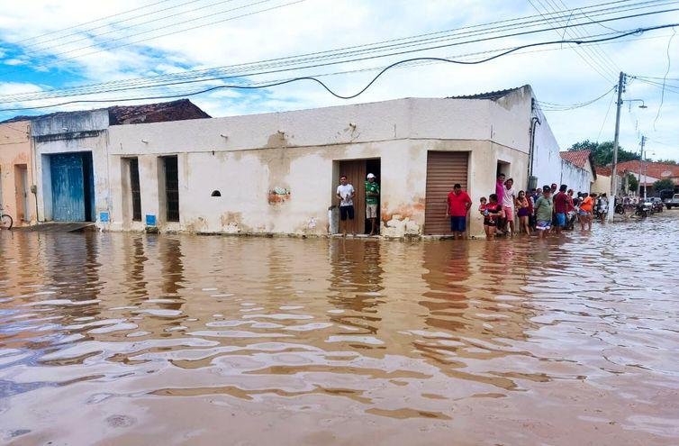 Rompimento da barreira deixou pessoas desalojadas, que tiveram perdas materiais, como m&oacute;veis