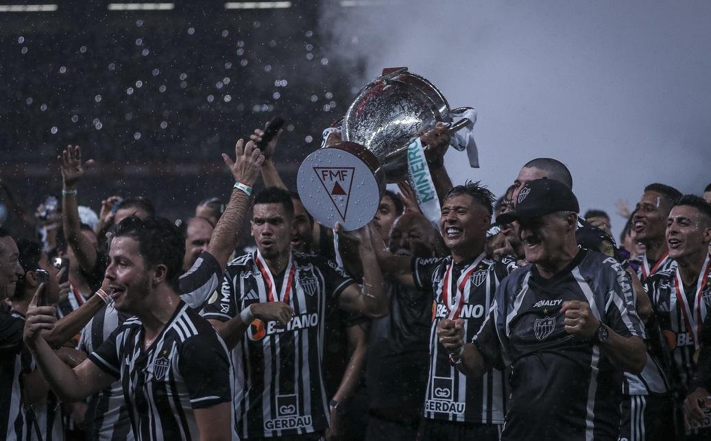 Galo levantou a ta&ccedil;a pelo quarto ano seguido