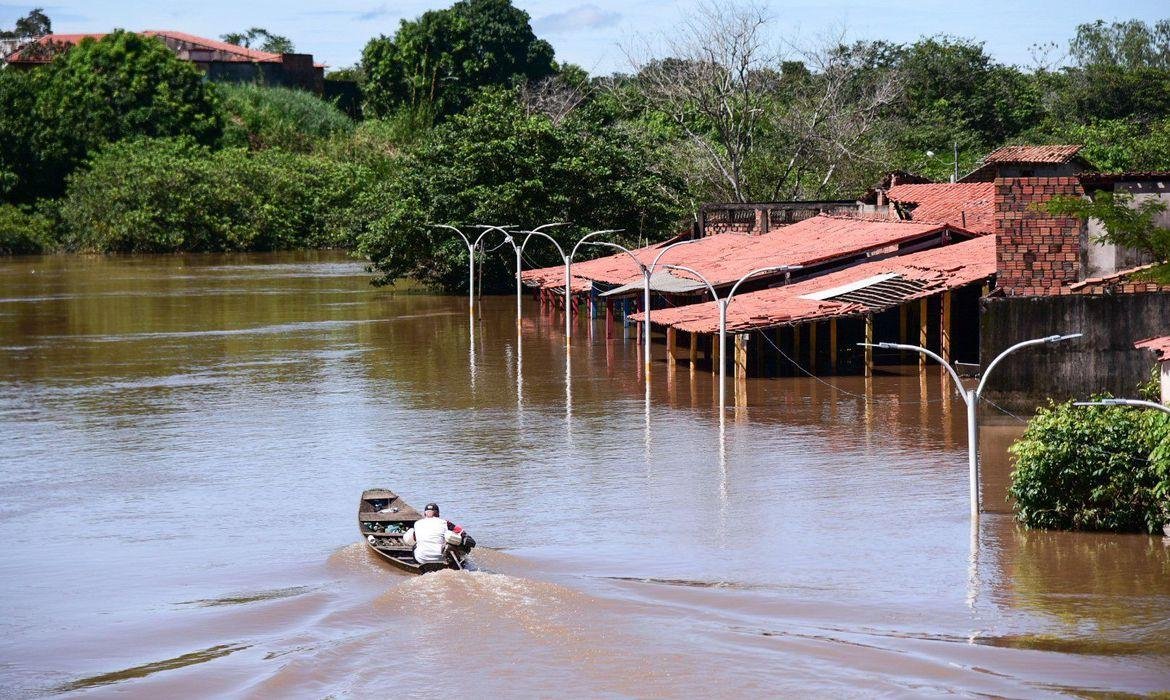 Barcos tentam reaver pertences e resgatar pessoas em &aacute;reas alagadas