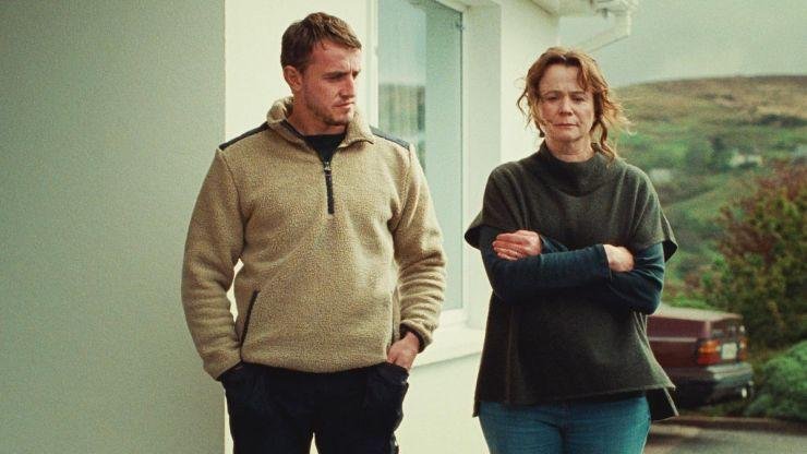 Ailenn (Emily Watson) &eacute; uma m&atilde;e dividida entre proteger seu filho Brian (Paul Mescal), ou aceitar que ele cometeu um ato brutal