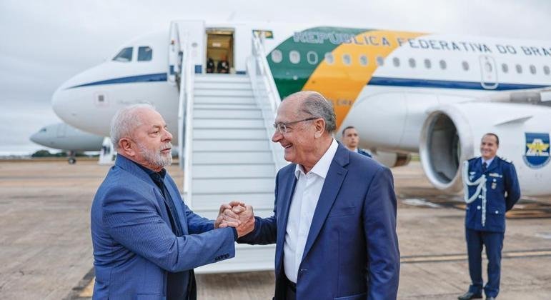 Sete senadores e 21 deputados integram o grupo que embarcou nesta ter&ccedil;a-feira (11)