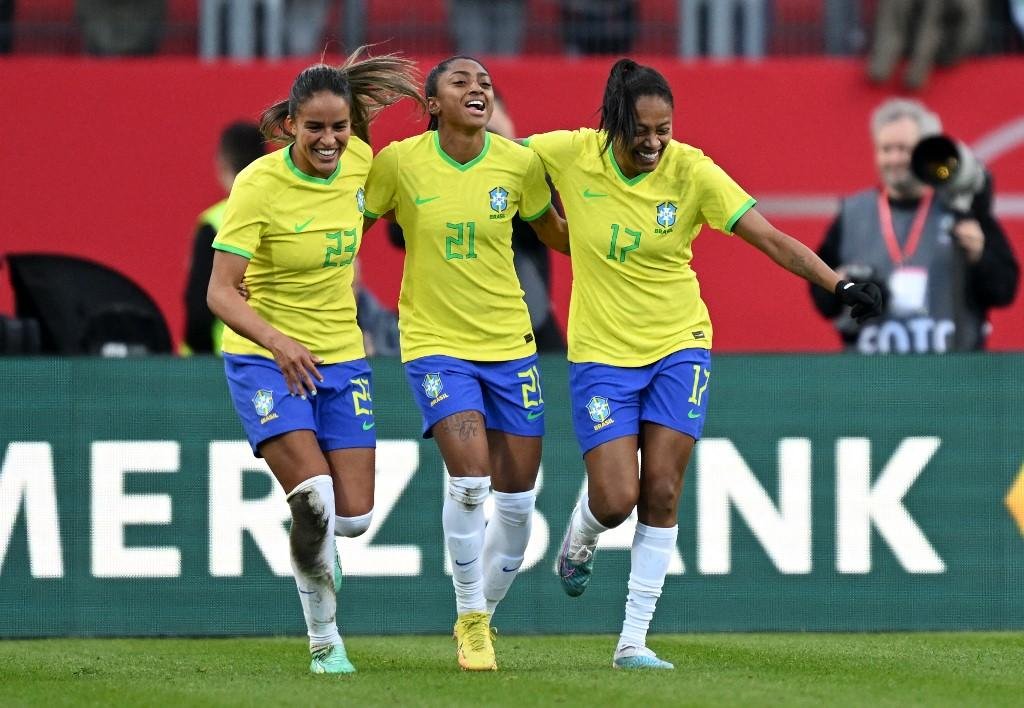 Equipe comandada pela t&eacute;cnica Pia Sundhage venceu por 2 a 1