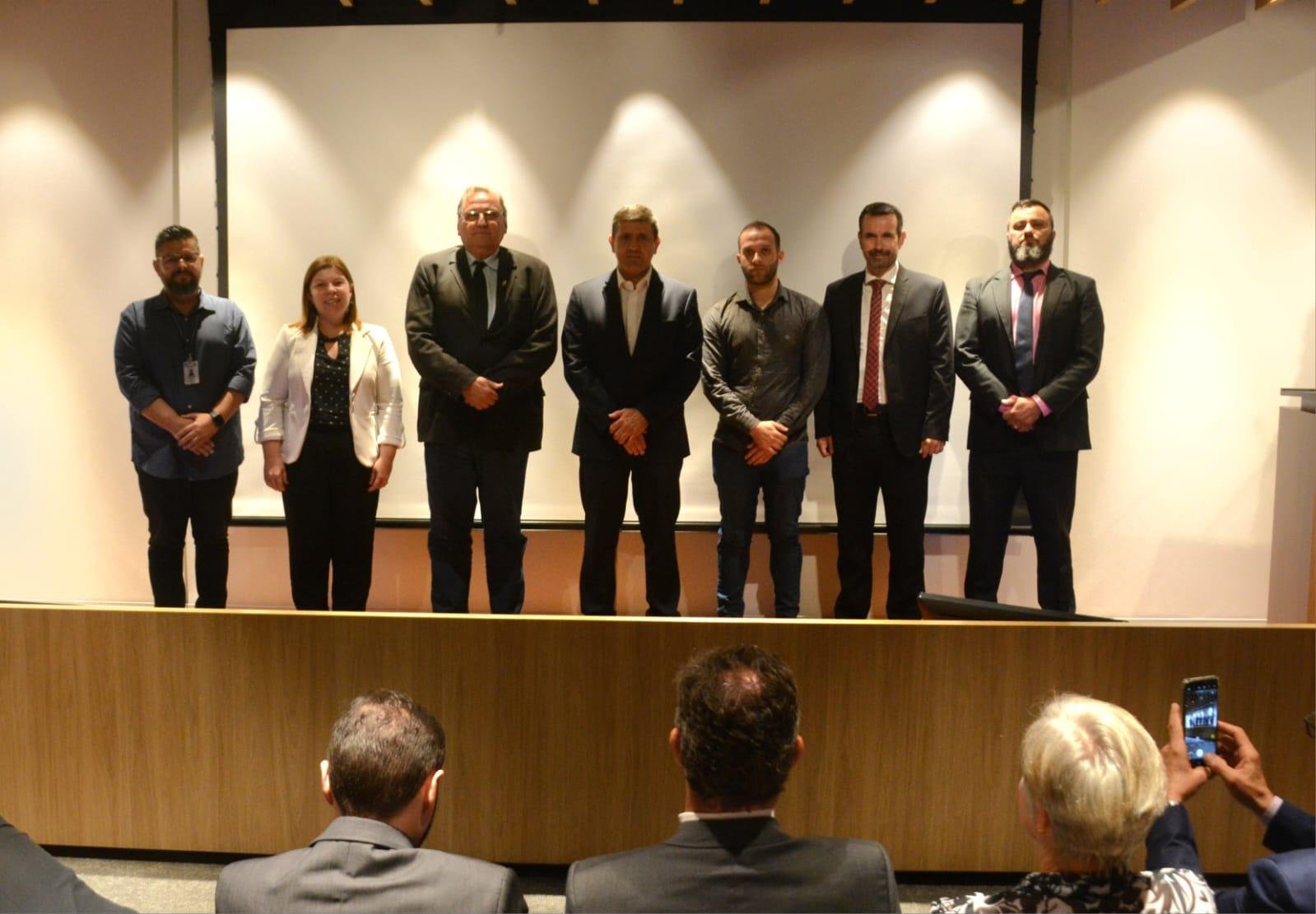 O CEO do Moinhos, Mohamed Parrini (C), assinou o Contrato Organizativo de A&ccedil;&atilde;o P&uacute;blica Ensino-Sa&uacute;de (COAPES) com representantes das secretarias de sa&uacute;de das prefeituras de Alvorada, Cachoeirinha, Glorinha, Gravata&iacute;, Porto Alegre e Viam&atilde;o