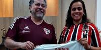 Presidente do São Paulo entrega camisa do clube para a professora Cinthia Barbosa