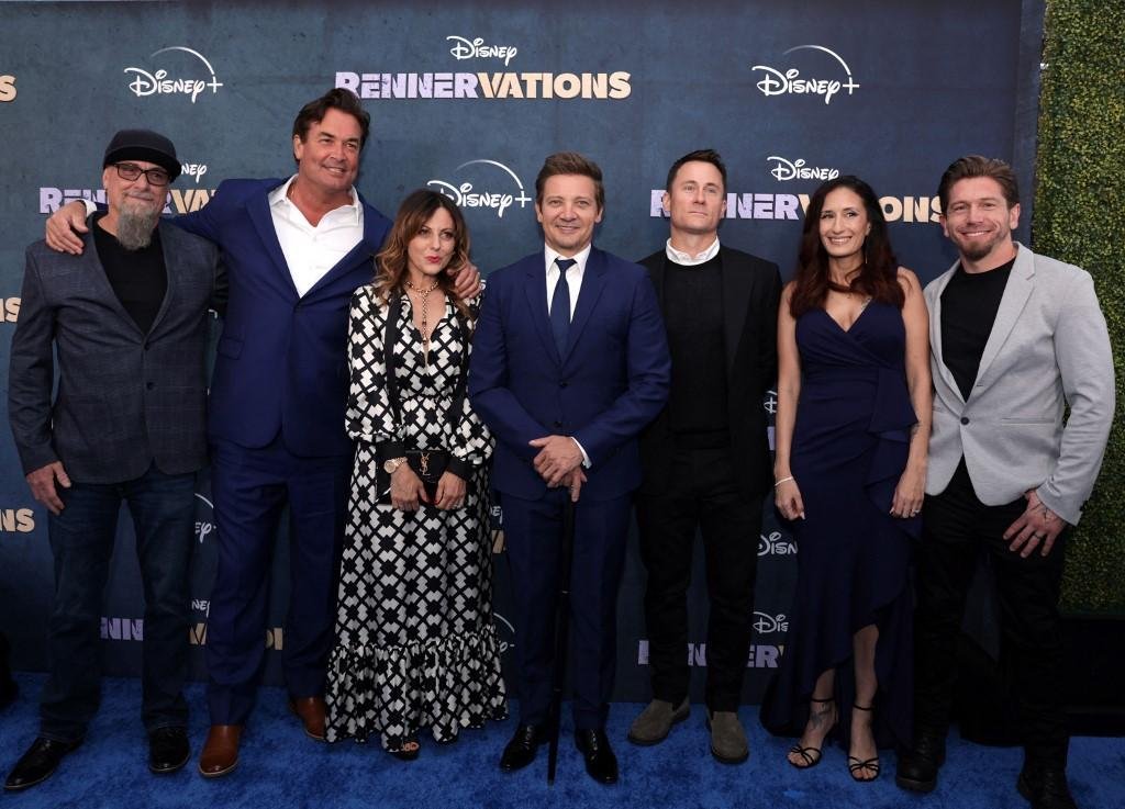 Da esquerda para direita, Rob Bender Park, Rory Millikin, Romilda De Luca, Jeremy Renner, Patrick Costello, Roxy Molohon e Skiland Judd na premiere de 'Rennervations'"