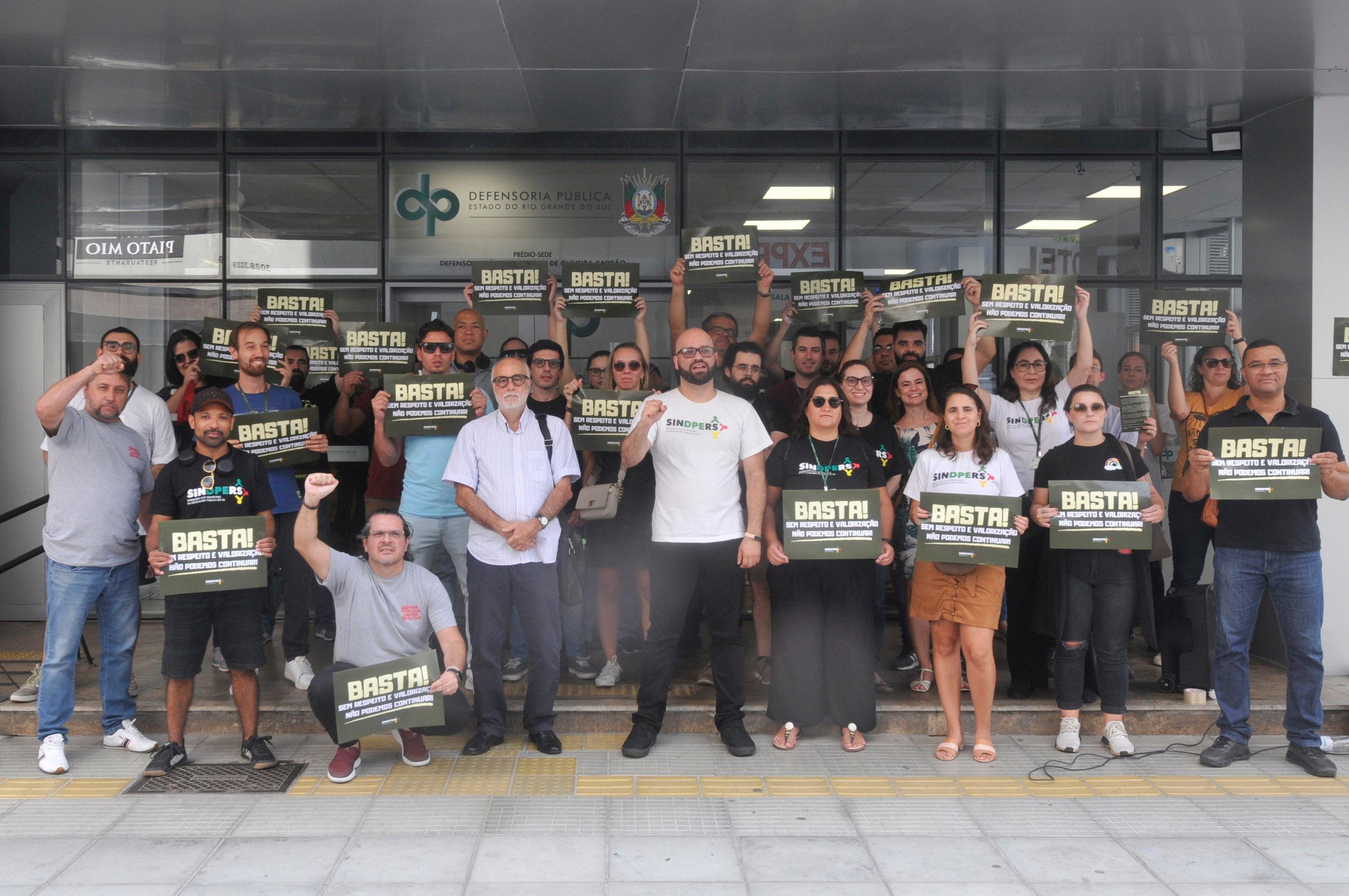 Servidores da DPE/RS na Capital se mobilizaram em frente &agrave; sede local do &oacute;rg&atilde;o.