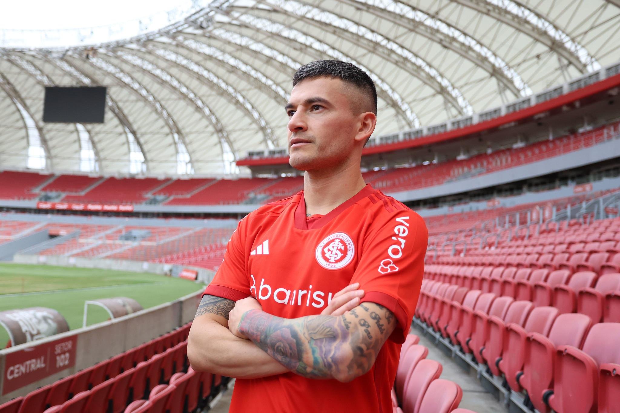 Ar&aacute;nguiz retorna ao Inter ap&oacute;s sete anos