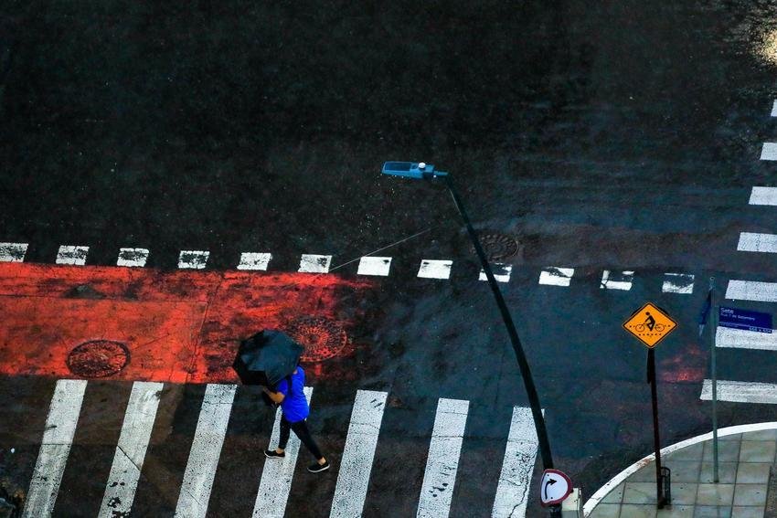 Temperaturas amenas e precipita&ccedil;&atilde;o marcam a quinta