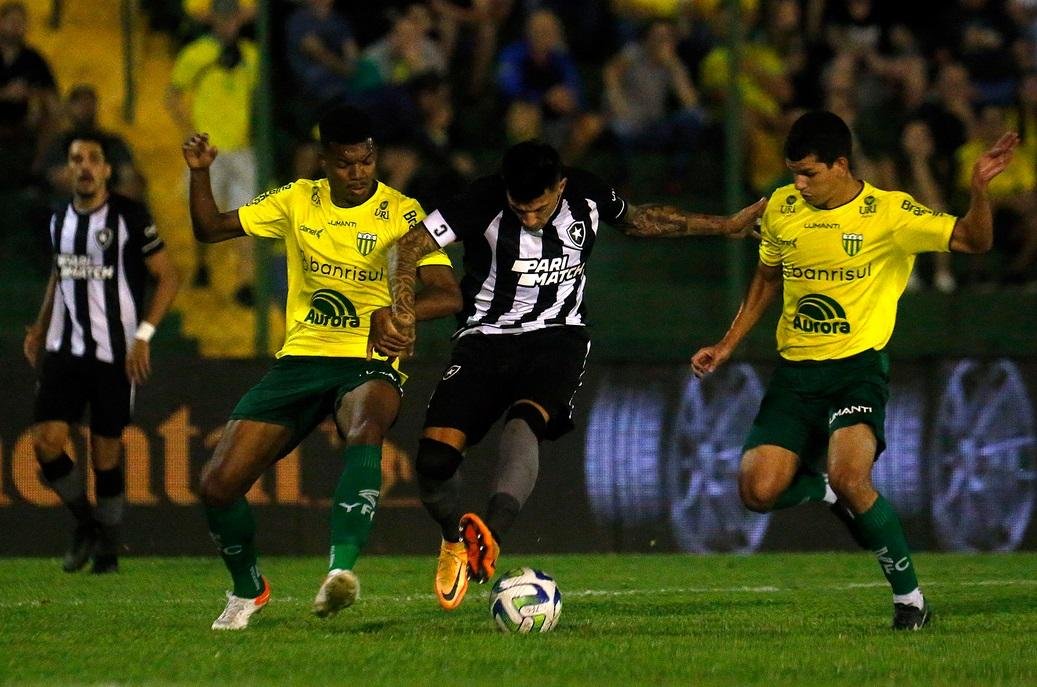Canarinho tem miss&atilde;o complexa na volta