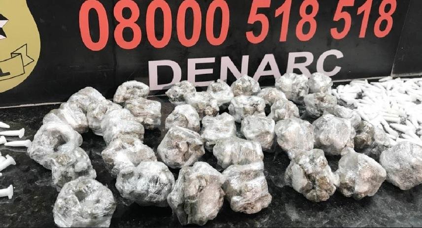 Houve o recolhimento de 800 pinos de coca&iacute;na e tr&ecirc;s quilos de maconha