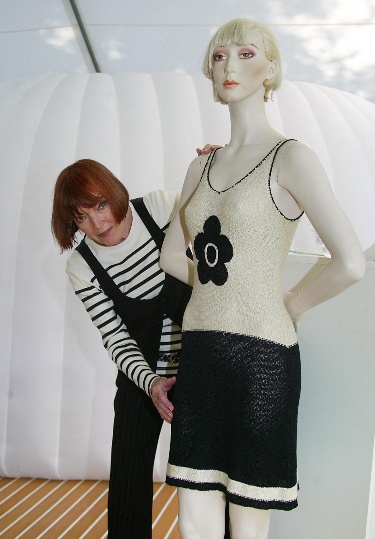 Mary Quant era conhecida, sobretudo, por seus desenhos de vestidos e saias curt&iacute;ssimos, com linhas simples e cores vivas. Registro de 2004.