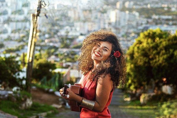 P&acirc;mela Amaro festeja 1 ano de muitas conquistas na m&uacute;sica
