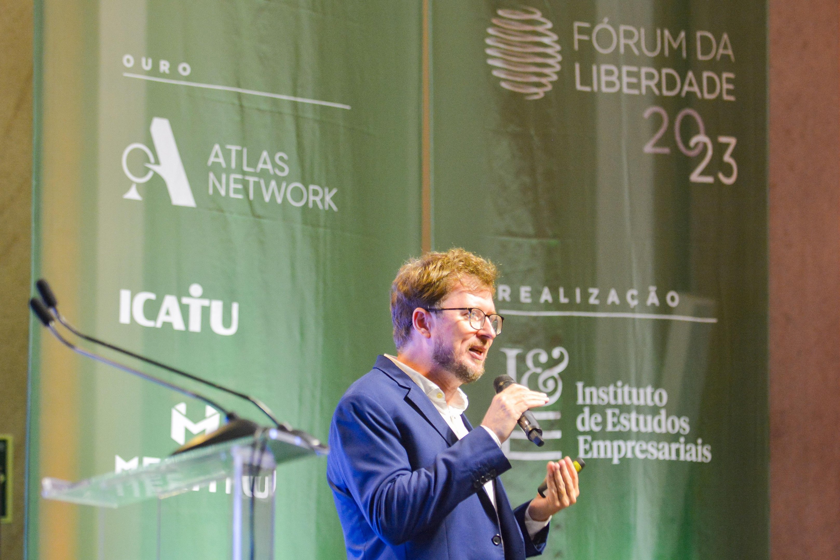 O jornalista e escritor Leandro Narloch, palestrando na reuni&atilde;o-almo&ccedil;o de abertura do 36&ordm; F&oacute;rum da Liberdade.