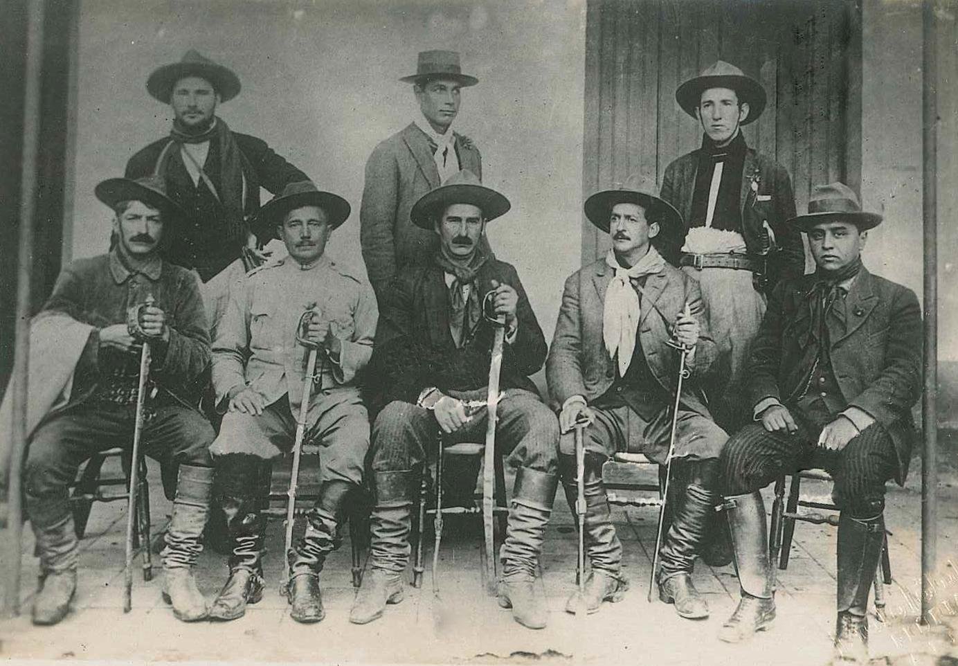 Hort&ecirc;ncio Rodrigues (C) com integrantes de sua tropa