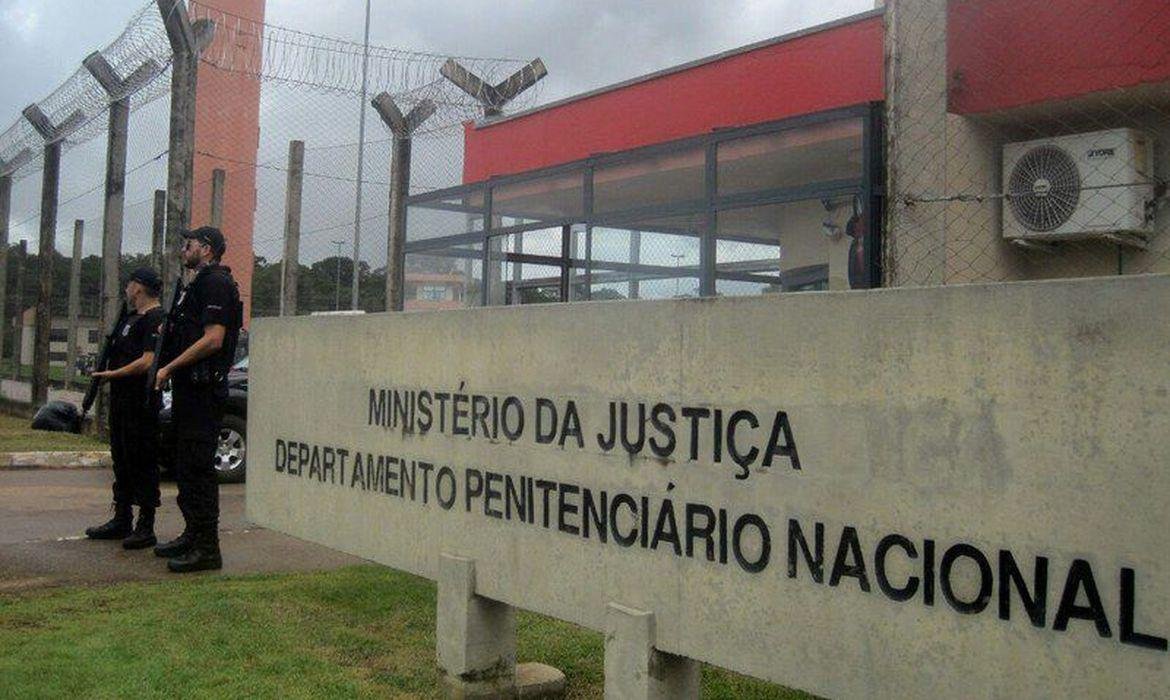 Manifesta&ccedil;&otilde;es ocorrem ao longo de sexta