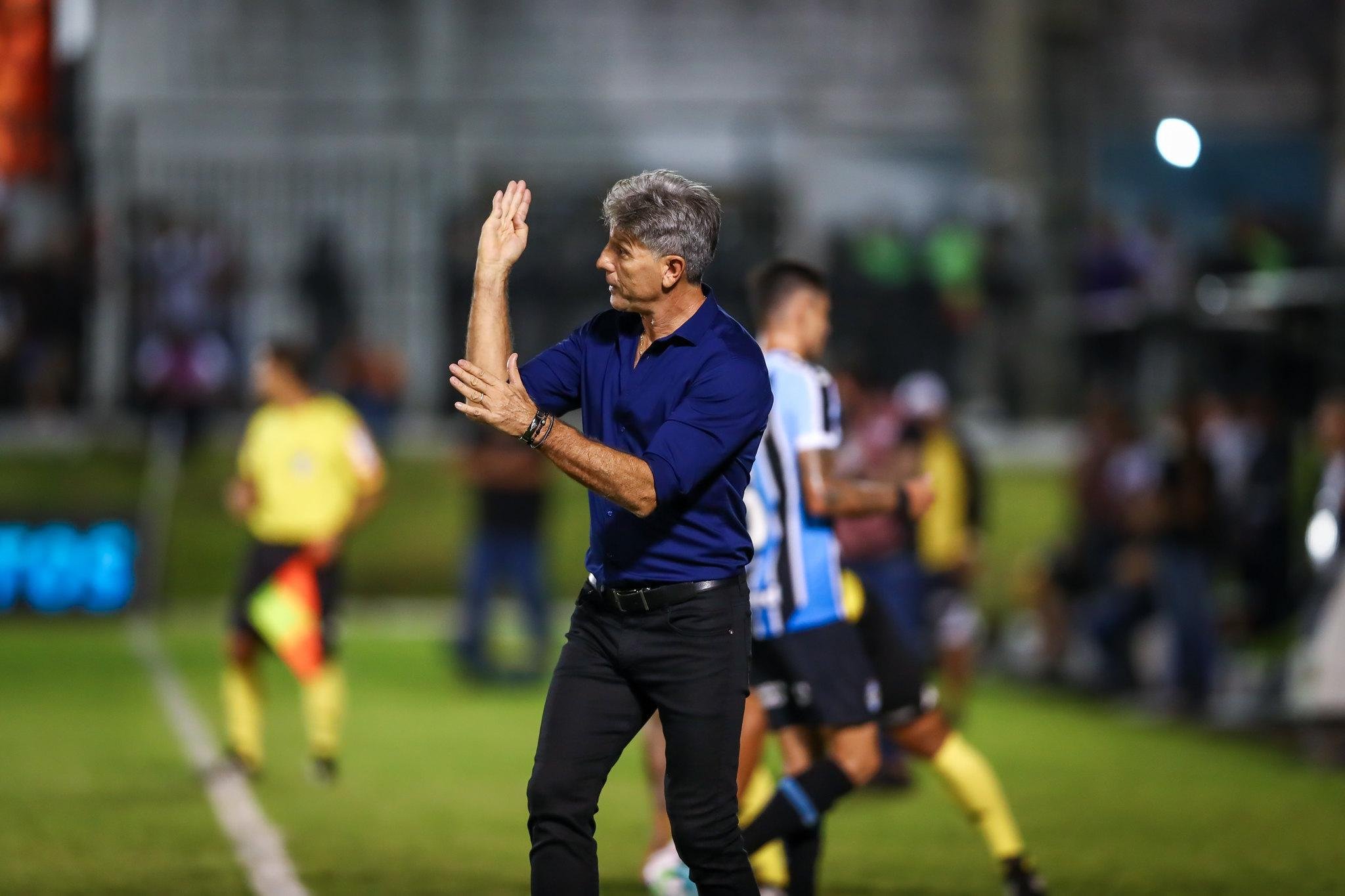 Renato Portaluppi na beira do campo do Frasqueir&atilde;o