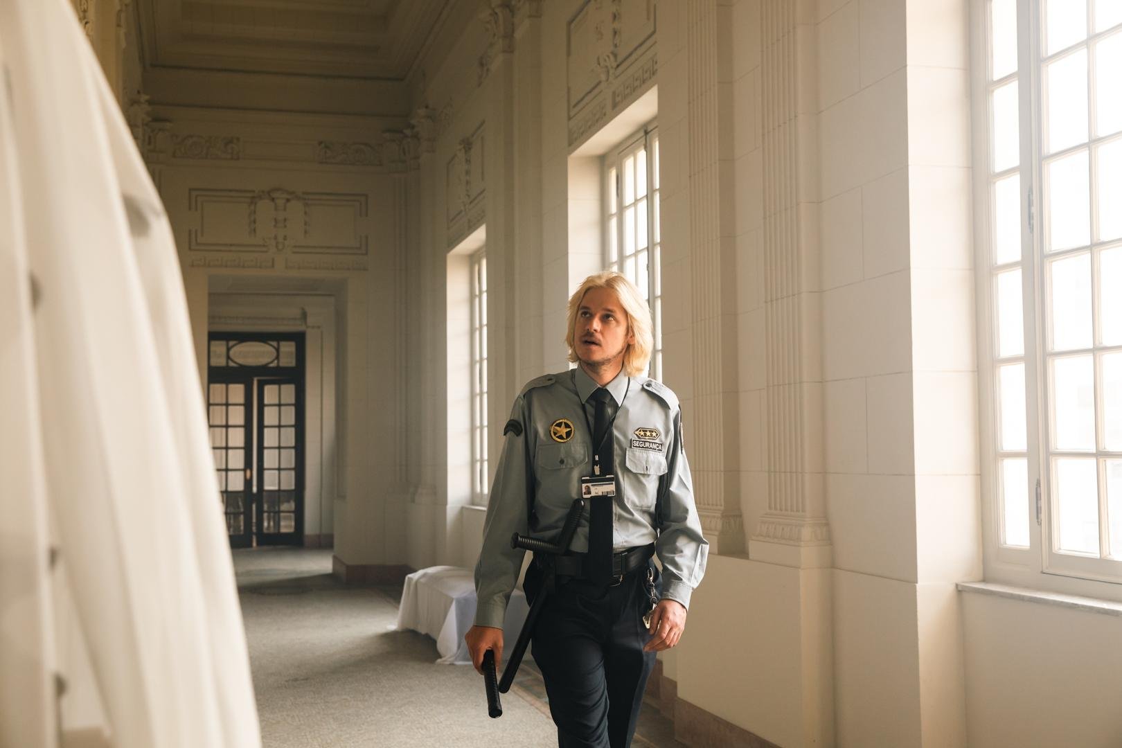 No clipe de "Toda Beleza", Rubel interpreta um vigia solit&aacute;rio respons&aacute;vel por um museu em obras