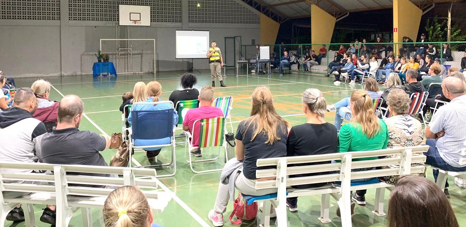Em Colinas, o efetivo do 40&ordm; BPM fez palestra no gin&aacute;sio da Escola Municipal de Ensino Fundamental Ipiranga