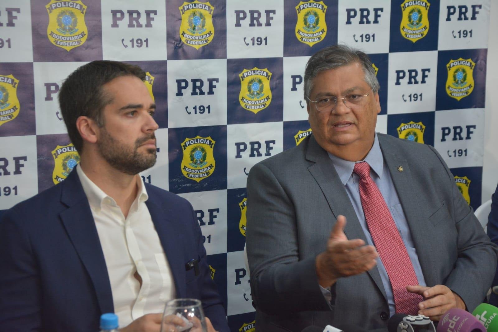 Fl&aacute;vio Dino esteve acompanhado do governador Eduardo Leite em coletiva de imprensa nesta sexta