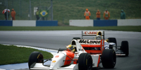 Senna não deu chance às Williams no molhado