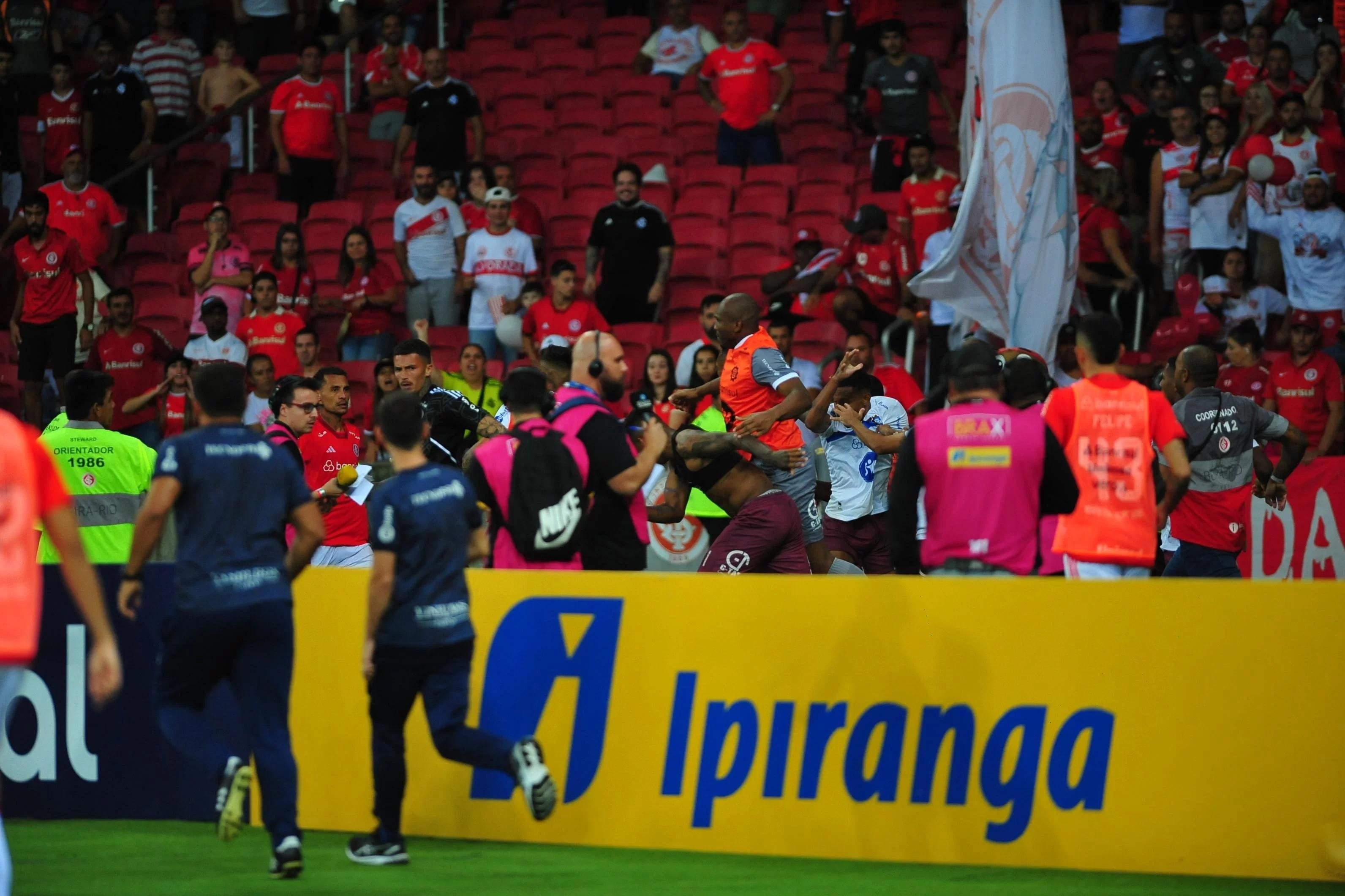 Briga come&ccedil;ou no fim da partida