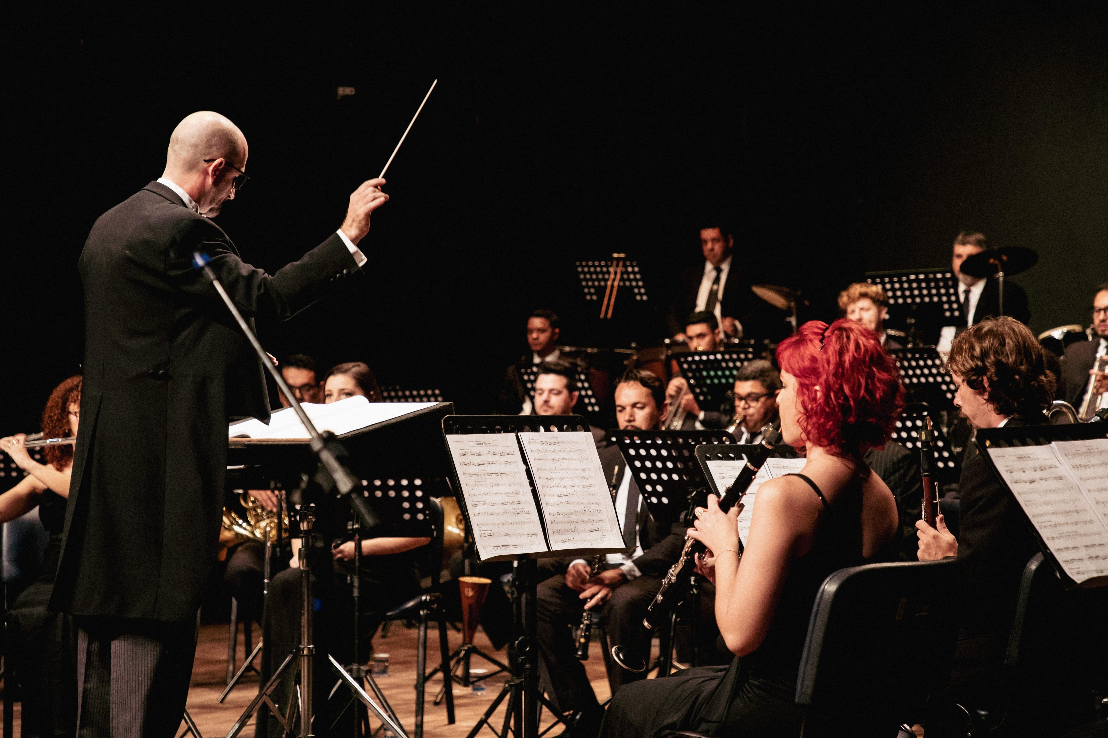 A orquestra tem a reg&ecirc;ncia do maestro Gilberto Salvagn