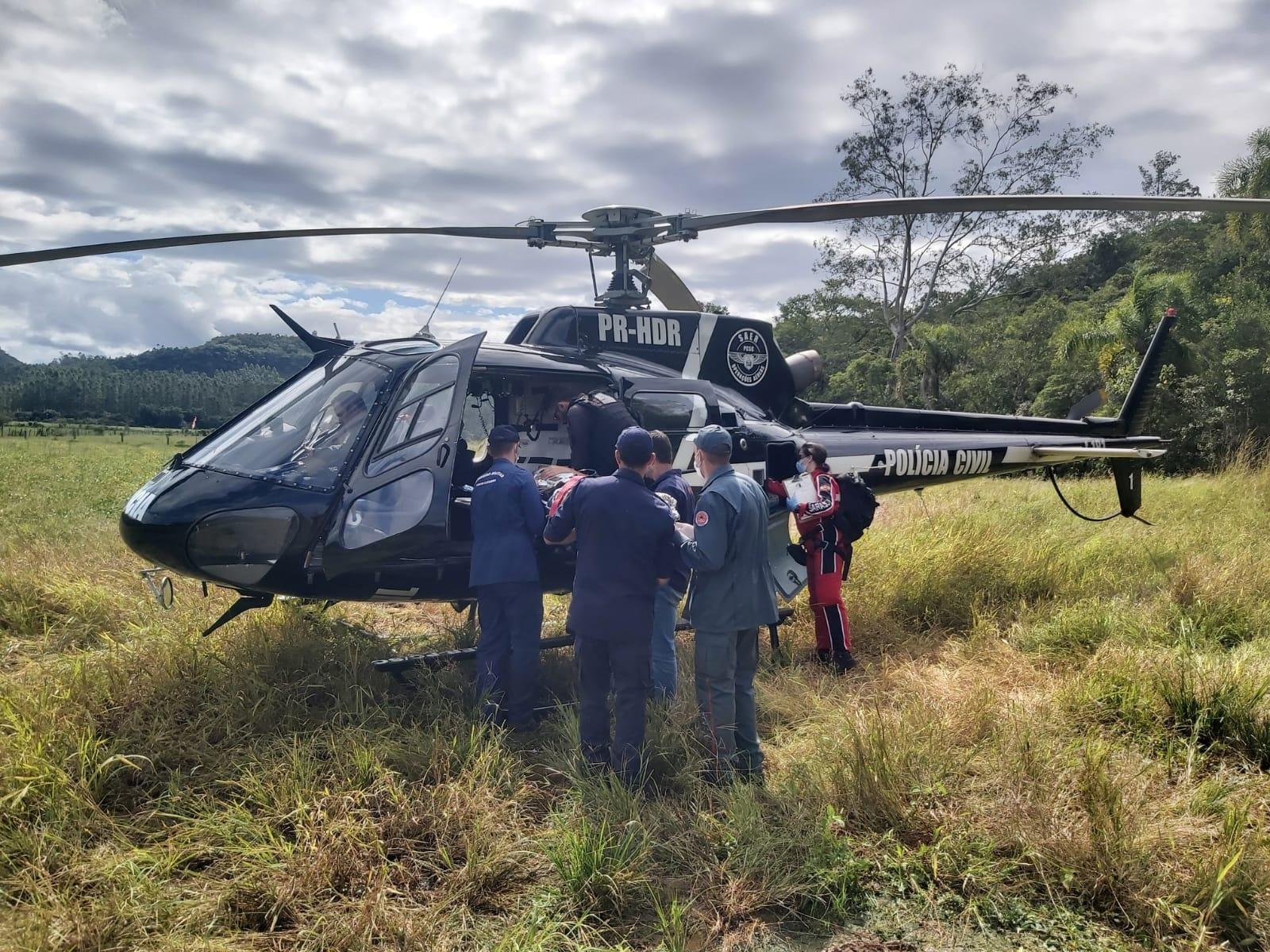 Helic&oacute;ptero da Pol&iacute;cia Civil de Santa Catarina auxiliou no resgate