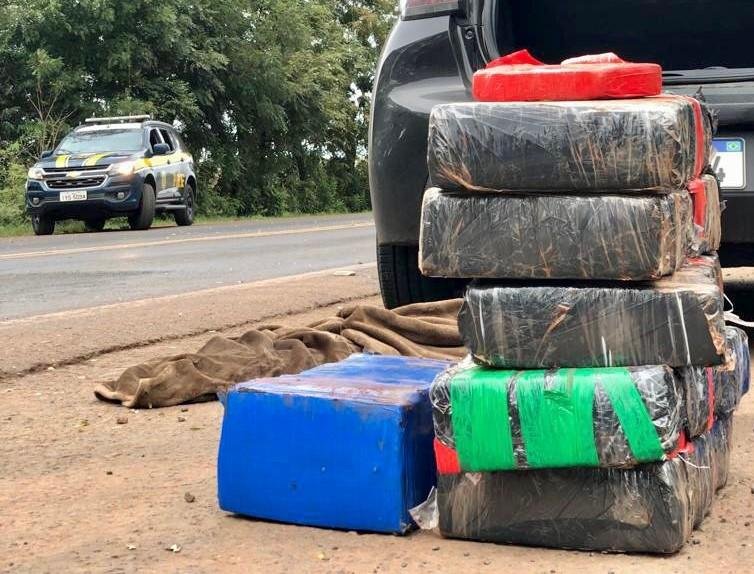 PRF encontrou droga armazenada no porta-malas do ve&iacute;culo, que tinha placas de Belo Horizonte