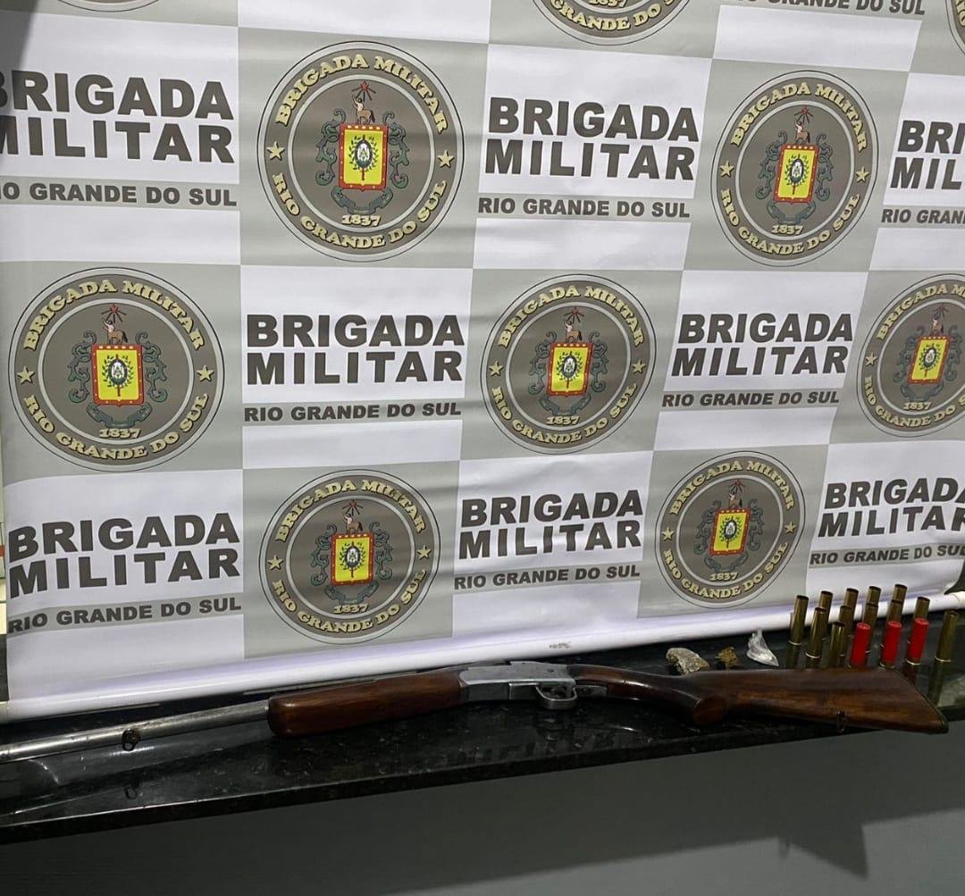 Espingarda foi descoberta na resid&ecirc;ncia do indiv&iacute;duo preso