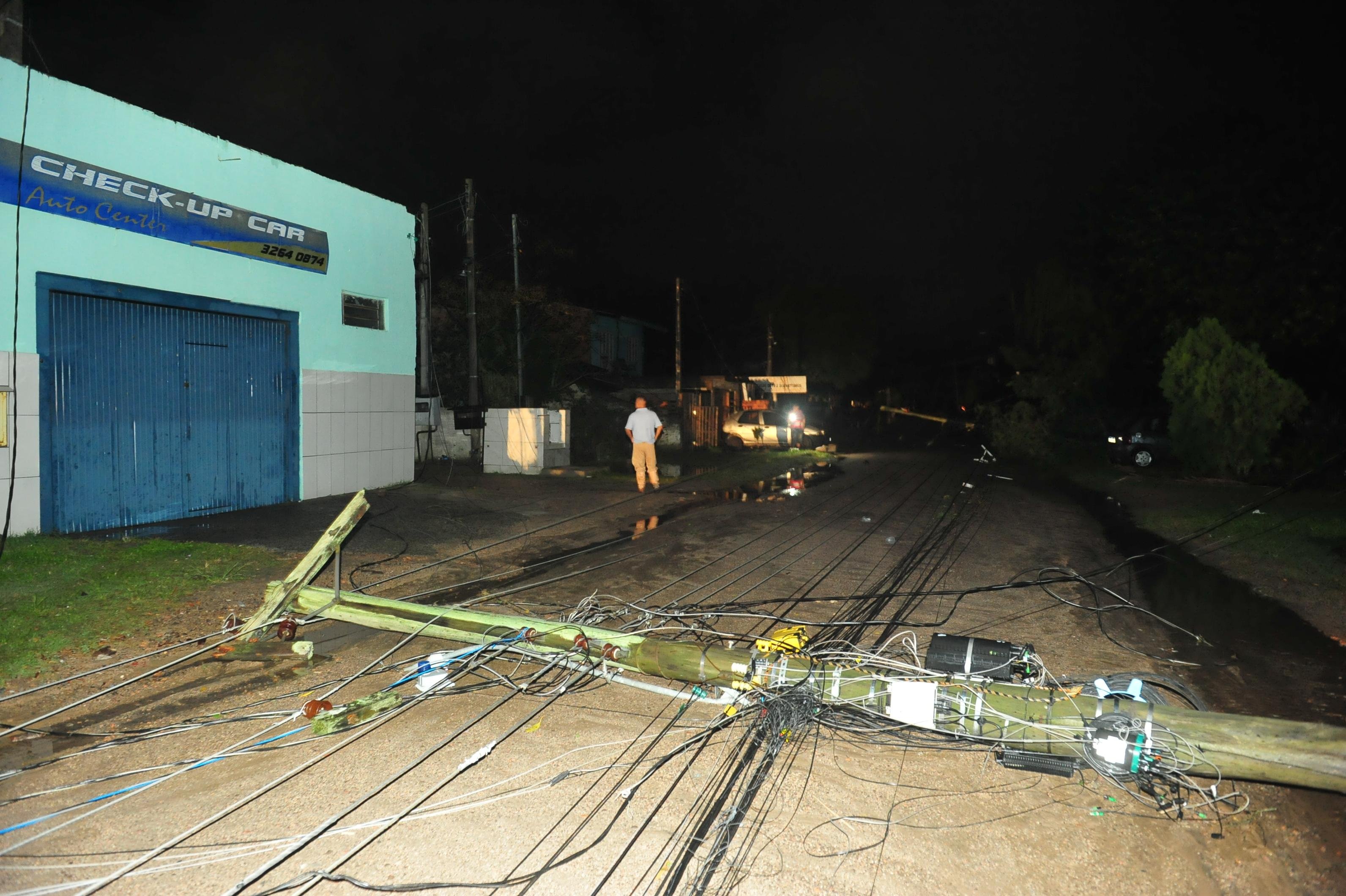 Quedas de &aacute;rvores e falta de luz na zona Sul