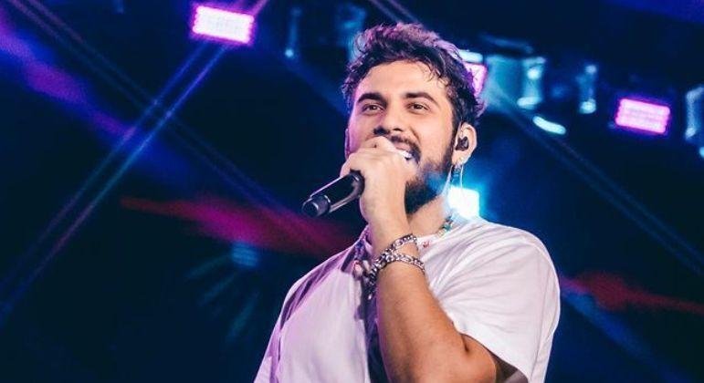 F&atilde;s s&atilde;o atingidos por fogos de artif&iacute;cio em show de Gustavo Mioto