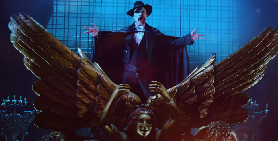 Imagem de montagem de 'O Fantasma da &Oacute;pera', porAndrew Lloyd Webber