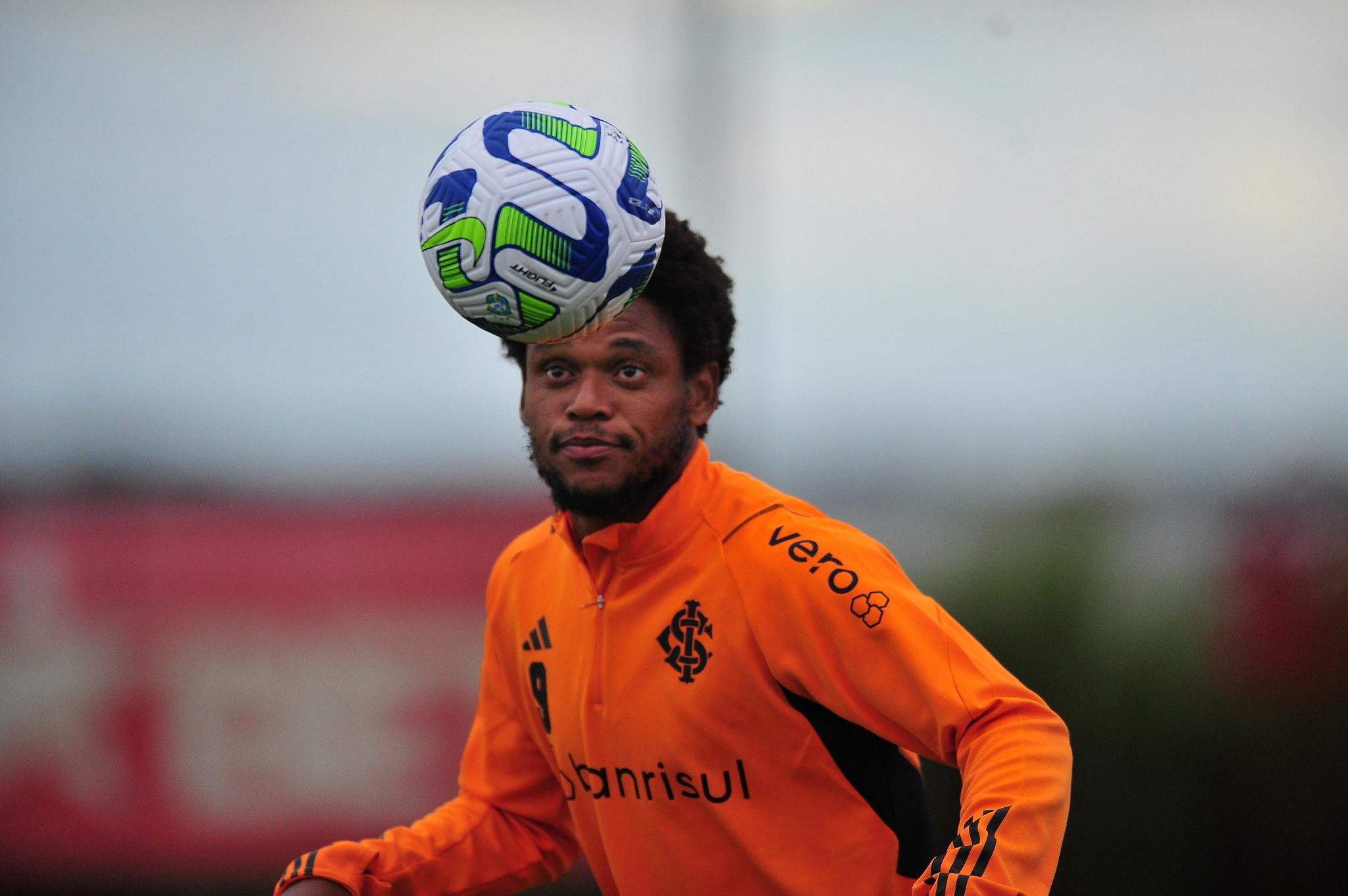 Luiz Adriano volta ao time contra os venezuelanos