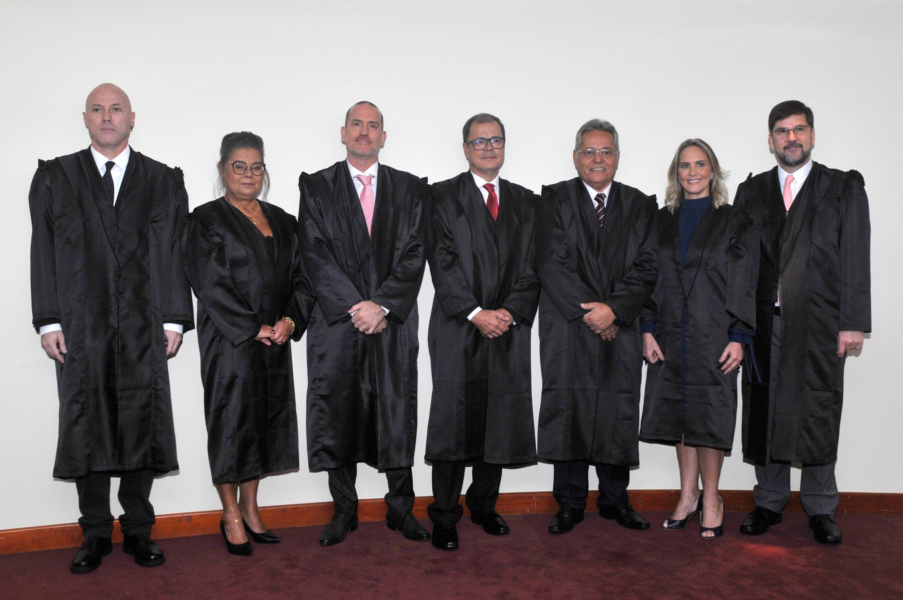 Novos desembargadores j&aacute; estavam atuando, mas participaram de cerim&ocirc;nia oficial de posse.