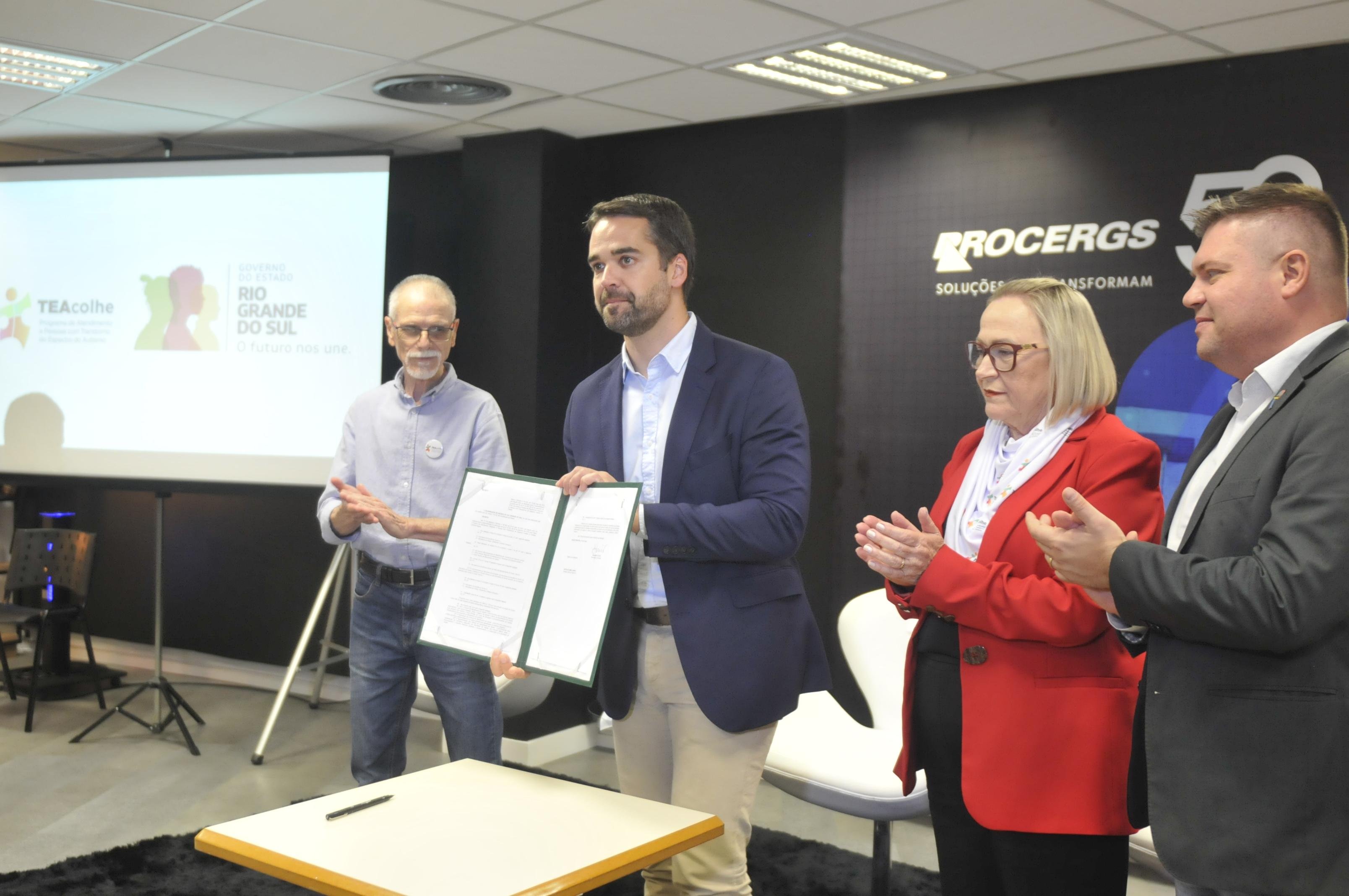 Autoridades na assinatura do documento que prev&ecirc; os novos centros.