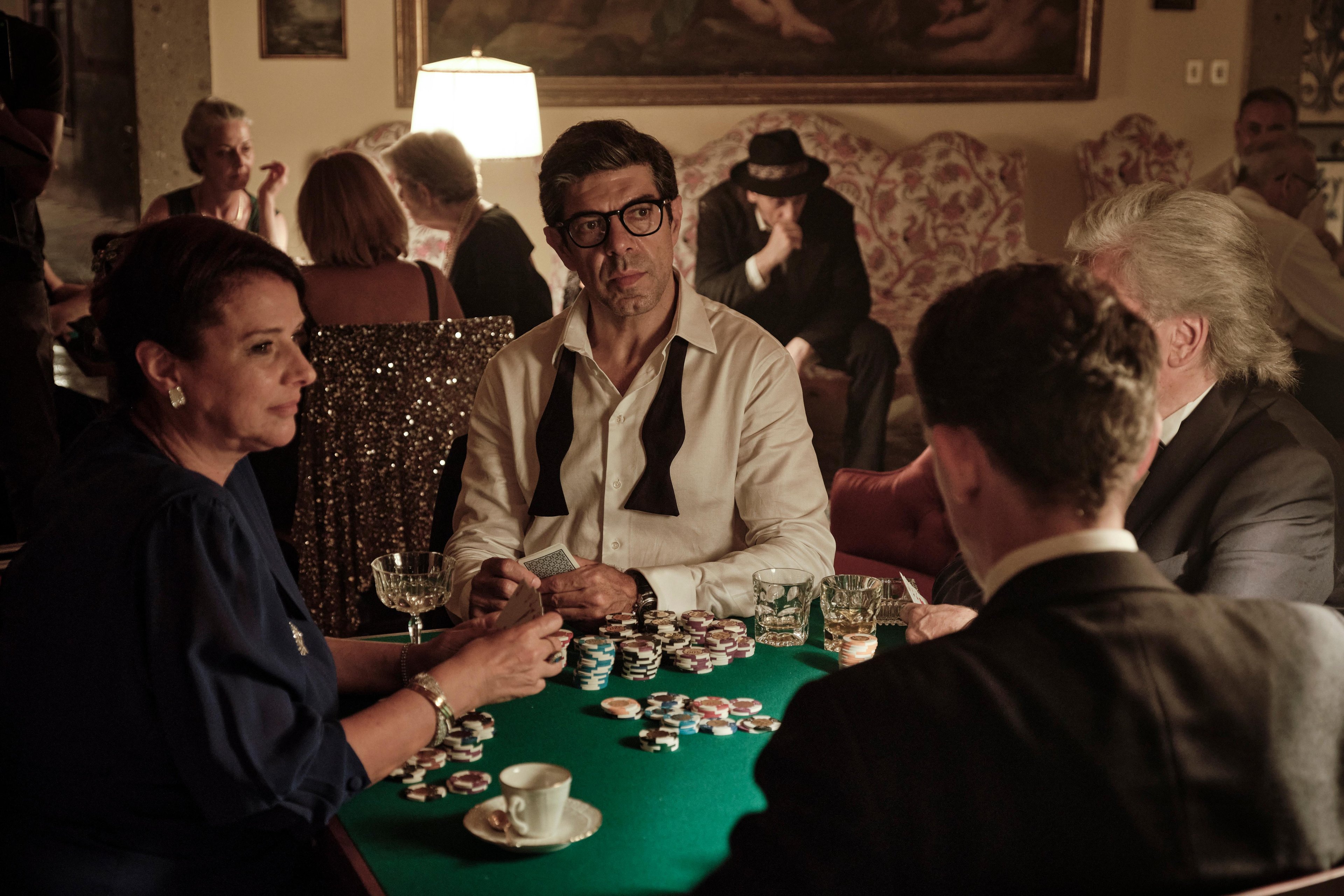 Ator Pierfrancesco Favino (ao centro) protagoniza o filme