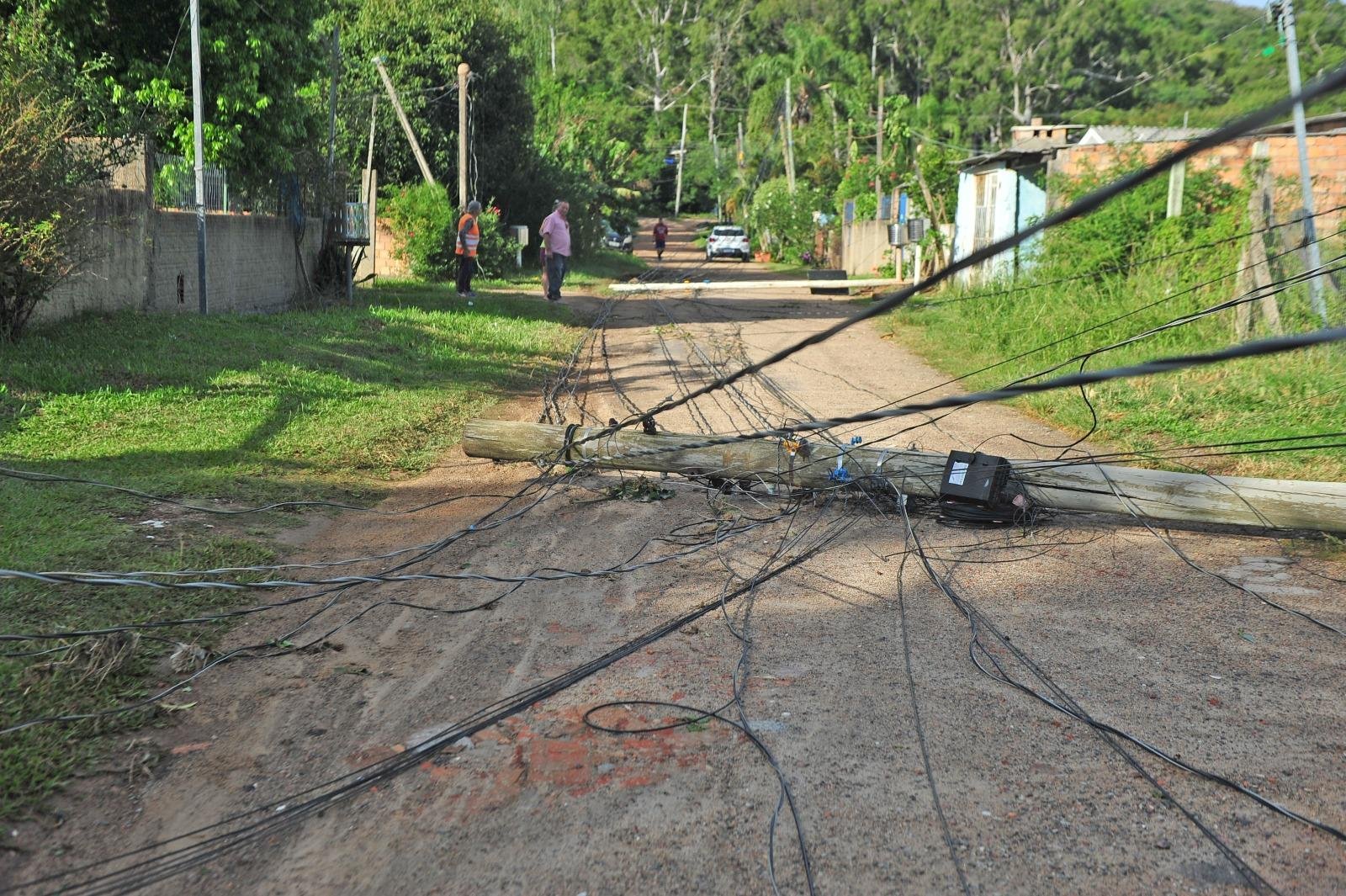 Postes de energia el&eacute;trica no ch&atilde;o ser&atilde;o levantados por moradores do beco 3941, bairro Ponta Grossa