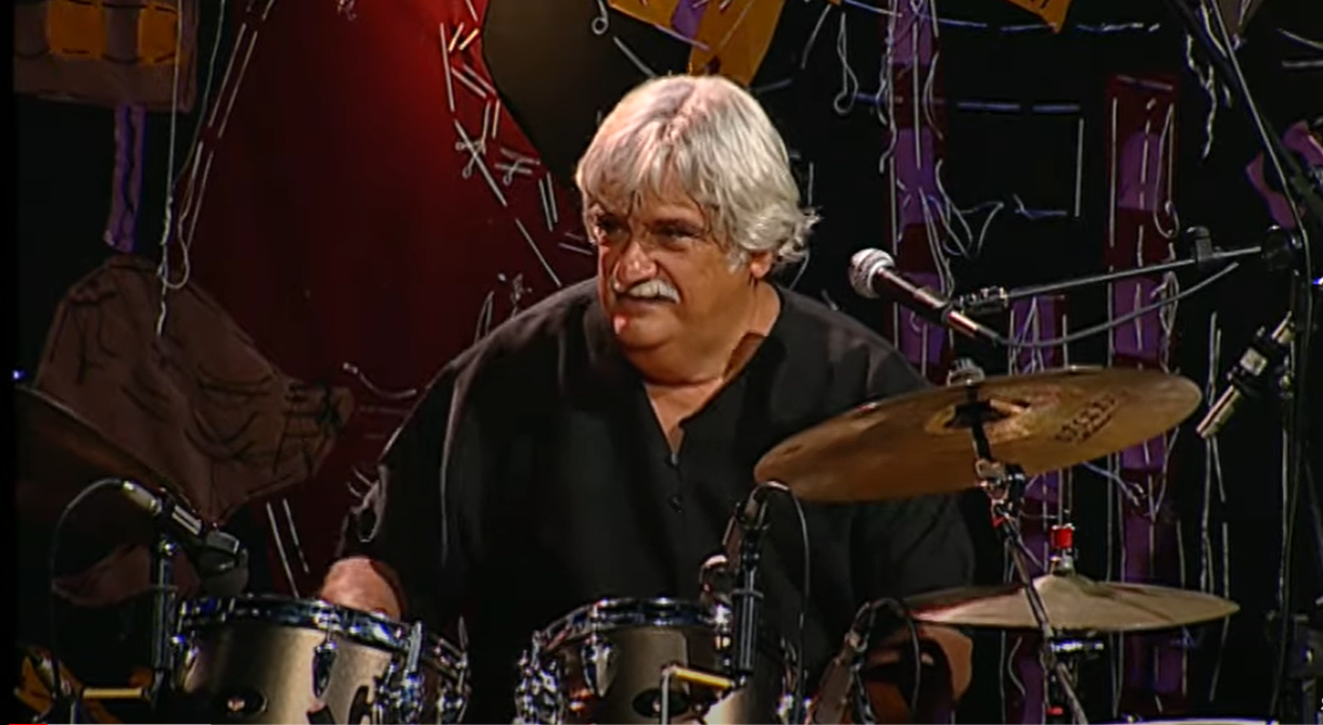 O m&uacute;sico carioca fundou, ao lado do tecladista Jos&eacute; Roberto Bertrami e o baixista Alex Malheiros, o trio Azymuth