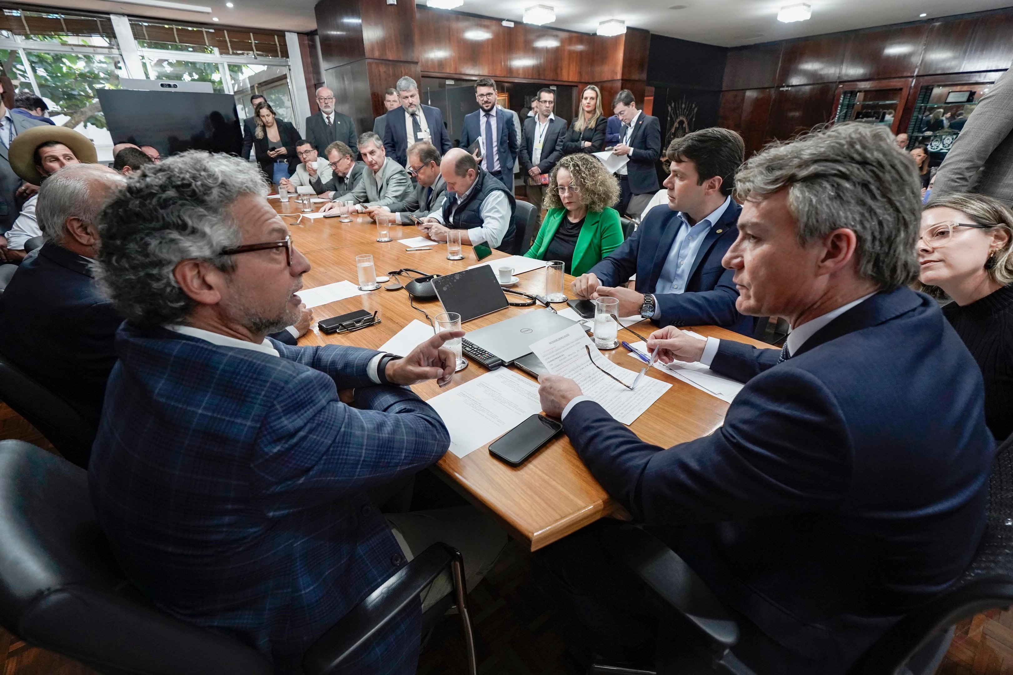 Durante reuni&atilde;o de l&iacute;deres nesta ter&ccedil;a-feira, l&iacute;der do governo, Frederico Antunes, repassou recado do Executivo aos deputados